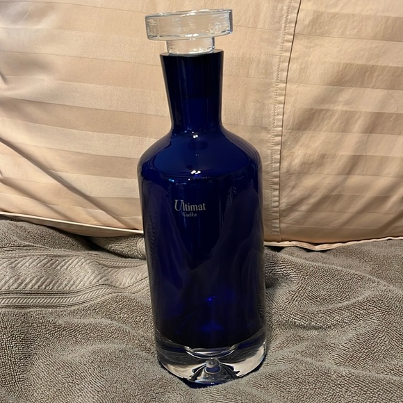 Beautiful Ultimat Vodka decanter cobalt blue with clear stopper and base empty - Picture 3 of 7
